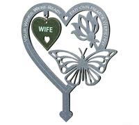 Targa commemorativa a forma di cuore decorata con fiori e farfalle, per giardino o tomba, costruita con zinco resistente alle intemperie per una lunga durata all'aperto (moglie)