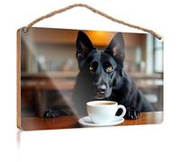 Targa da appendere alla porta con un cane nero con occhi gialli che si siede a un tavolo, con zampa a una tazza di caffè, decorazione per la stanza degli uomini, decorazione per la tavola della