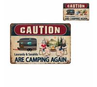 Targa da giardino retrò con scritta in inglese "Caution We are Camping Again - Welcome for Loved One" (lingua italiana non garantita), targa in metallo con nome, decorazione artistica da parete per