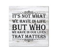 Targa da parete in legno con citazione in lingua inglese "It's Not What We Have in Life But Who We Have in Our Lives" (lingua italiana non garantita), decorazione da parete classica per cucina