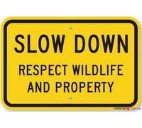 Targa di avvertimento con segnale stradale Slow Down Respect Wildlife And Property Metal Tin Sign Wall Art Decor Safety Warning Signs For Outdoor & Indoor Office Sign 20,3 x 30,5 cm