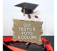 Targa fustellata con tocco di laurea. Ideale come regalo di laurea o master. Set composto da base in Plexiglass, targa in alluminio a forma di pergamena (argento o oro) e Scatola Regalo