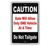 Targa in alluminio con scritta in lingua inglese "Caution Gate allow only one vehicle at a time do not tailgate notice" vintage retrò divertente cartello per casa club bar decorazione artistica da