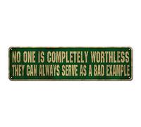 Targa in latta con scritta in lingua inglese "No one is completely worthless they can always serve as a bad example", decorazione per portico per casa, bar, fattoria, 10 x 40 cm, targa da parete in