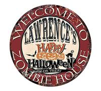 Targa in latta con scritta "Welcome to The Lawrence'S Happy Halloween Zombie House Chic Rustico Shabby Vintage Style Retro Cucina Bar Pub Coffee Shop Uomo grotta Decor Idee Regalo