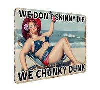 Targa in latta vintage retrò con scritta in inglese "We Don't Skinny Dip We Chunky Dunk Signs Funny Summer Decor for Pool Signs and Decor Outdoor 20,3 x 30,5 cm