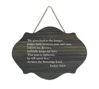 Targa in legno con dedica Ezekiel 18:8 9 He gives food to the hungry judges Fairly between Man And Man Follows My Decrees, targa in legno da appendere alla parete per ufficio, porta, parete, casa
