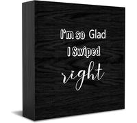 Targa in legno con scritta in inglese "I'm so glad I Swiped Right", decorazione rustica per mensole e pareti, 12,7 x 12,7 cm