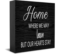 Targa in legno con scritta in lingua inglese "Home Where We May Leave But Our Hearts Stay Home Office Decor, Positive Office Desk Accessories Wood Placca in legno per TV Cabinet Shelf 12,7 x 12,7 cm