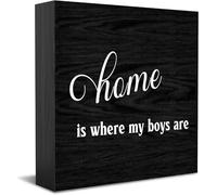 Targa in legno dipinta a mano con scritta in lingua inglese "Home is Where My Boys Are Farmhouse", decorazione da parete per casa e ufficio, accessorio da scrivania in legno, 12,7 x 12,7 cm