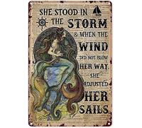 Targa in metallo a forma di sirena, con scritta in inglese "She Stood in the Storm When The Wind", decorazione per pub, uomo, grotta, bagno, salotto, bar, negozio, garage, 20 x 30 cm
