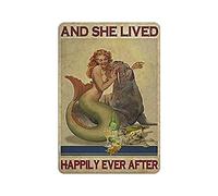 Targa in metallo con scritta in lingua inglese "She Is Alive And Happy Ever Since Mermaid Sea Lion Vintage", in metallo, decorazione da parete, per cucina, casa, garage, 30,5 x 20,3 cm