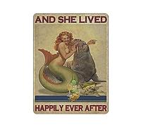 Targa in metallo con scritta in lingua inglese "She Is Alive And Happy Ever Since Mermaid Sea Lion Vintage", in metallo, decorazione da parete, per cucina, casa, garage, 40,6 x 30,5 cm