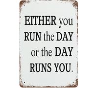 Targa in metallo con scritta "O sei tu a gestire la giornata o è il giorno a gestire te", targa in metallo di ispirazione vintage da esporre nel tuo bar di casa, garage o ristorante, regalo da 8x12 p