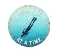 Targa in metallo con scritta "One Breath At A Time"
