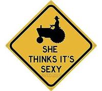 Targa in metallo con scritta "She Thinks It's Sexy trattore Farm Shed", per casa, ufficio, bar, interni, esterni, decorazione da parete, cartello quadrato da 8 x 8 pollici