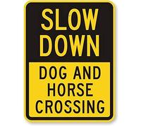 Targa in metallo con scritta "Slow Down - Dog and Horse Crossing Warning Traffic Notice Road Safety Street Metal Tin Sign