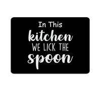 Targa in metallo vintage con scritta in lingua inglese "In This Kitchen We Lick The Spoon Home Decor Garage Signs for Lounge Gate Dining Room Art Poster Gift for Pub Club 25,4 x 35,5 cm