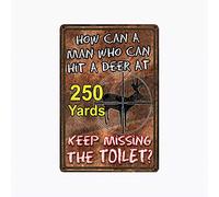 Targa in metallo vintage per bagno, con scritta in inglese "How can a man who can hit a deer at 250 yards Keep Missing The Toilet Man Cave Home Bar Hotel Wall Decor Metal Sign Art Wall Decor Metal
