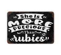 Targa motivazionale in metallo con scritta in lingua inglese "She is More Valuable Than Rubies", rustica, da appendere, decorazione da parete, stile shabby chic, in alluminio, per casa, cucina, aule e