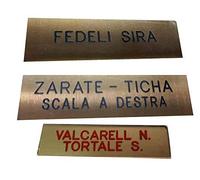 TARGA OTTONE citofono 2 righi, 1,5x5,5 cm spesso 1,5mm circa targhetta GRAFICA A SCELTA ROSSO BLU VERDE NERO, INCISIONE COMPRESA stampatello FUORIPORTA 1 portachiavi