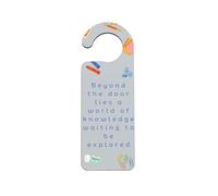 Targa per porta dell'ufficio con immagini stazionarie; recita "Beyond This Door Lies a World of Knowledge, Waiting to be Explored"; decorazione per studio, biblioteca e sala studio (doorh-kf23-beyondd