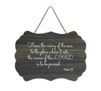 Targa rustica da appendere in legno con citazione "From The Rising of The Sun to The Place Where It Sets, The Name of The Lord Is to Be Loed" (lingua italiana non garantita), decorazione da parete per