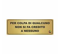TARGHE ADESIVE ORO - per colpa di qualcuno non si fa credito a nessuno - Targhette Autoadesive, Impermeabili Lavabili, uffici, Pub, Banche, aziende, ufficio (15X5 CM)