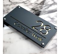 Targhetta con numero civico 3D in acrilico, taglio laser, personalizzabile, per esterni, con nome della famiglia, nero opaco, grigio (grigio + oro)