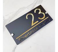 Targhetta per numero civico da esterno, design sospeso, targhetta per numero civico personalizzata, cartello moderno in acrilico tagliato al laser 3D con nome della strada (nero e oro)