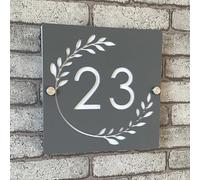 Targhetta per numero civico personalizzabile e moderno, tagliata al laser, in acrilico, per esterni, con nome per Faimiy, nero e argento (grigio + bianco, 25 x 25 cm)