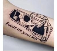 Tatuaggio a braccio intero con teschio con frasi dell'alfabeto inglese, adesivi semipermanenti a base di erbe, lunga durata di 2 settimane, tatuaggi finti