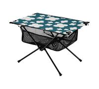 Tavolo da campeggio all'aperto nuvole bianche su sfondo verde forniture per vacanze al mare con borsa per picnic all'aperto cucina
