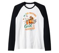 Tazza con Scritta in Inglese in The Waiting God Is Working Cozy Fall Maglia con Maniche Raglan