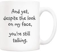 Tazza da caffè con citazione divertente per amico/collega, eppure, nonostante l'espressione sul mio viso, stai ancora parlando. Tazze originali da 11 once, compleanno unico.