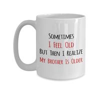 Tazza da caffè con scritta in inglese "Sometimes I Feel Old But Then I Realize My Brother is Older", per compleanno, Natale, fratello maggiore, 325 ml