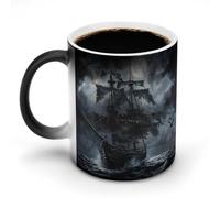Tazza da caffè divertente con nave pirata nell'oceano in una notte buia, t