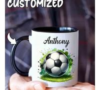 Tazza da caffè in ceramica personalizzata da 11 once con design a erba da calcio su entrambi i lati, con nome e numero personalizzati. Tazza da caffè personalizzata, con nome o parole personalizzate, 