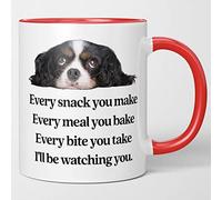 Tazza da caffè King Charles Cavalier - Every Snack You Make, I'll Be Watching You. Tazza da tè divertente per cani da 325 ml. Regalo per il miglior cane mamma e papà. Tazza natalizia con cucciolo di