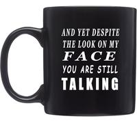 Tazza da caffè nera divertente e tattica, eppure nonostante l'espressione sul viso stai ancora parlando in modo sarcastico, novità, tazza da lavoro, ufficio, regalo per donne e uomini, 11 once