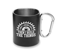 Tazza da campeggio con manico a moschettone in metallo, con scritta "First I Drink The Coffee Then I Build The Things Life Style"