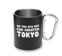 Tazza da campeggio con manico a moschettone in metallo con scritta "On the 8th Day God Created Tokyo Japan Lover"