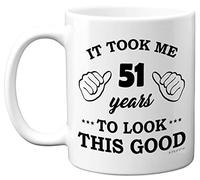 Tazza di compleanno 51° compleanno uomini e donne, tazza di compleanno 51 anni, It Took Me 51 years to Look This Good Mug - 311,8 g in ceramica suo giorno speciale, prodotto nel Regno Unito da Stuff4