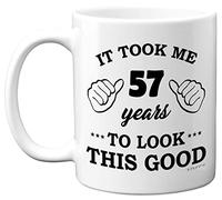 Tazza di compleanno per 57° compleanno per uomini e donne, per 57 anni, It Took Me 57 years to Look This Good Mug - 311,8 g in ceramica per il suo giorno speciale, prodotto nel Regno Unito da Stuff4