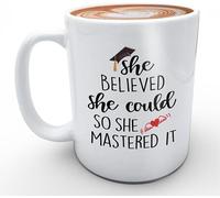 Tazza di laurea divertente per lei. Laurea divertente, laurea magistrale, dottorato di ricerca per donne. Credeva di potercela fare, quindi ce l'ha fatta. 11 once, nero.