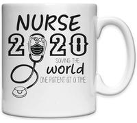Tazza in ceramica bianca con scritta "Nurse 2020 Saving The World One Patient At A Time"