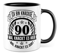 Tazza regalo di compleanno Ich bin knackige 90 - mal knackt es hier - mal knackt es dort, tazza da caffè 90 anni di compleanno rotondo anno di costruzione 1935, idea regalo fidanzato divertente