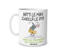 Tazza Regalo Pensione in Ceramica Mug Personalizzata con Nome Versione Donna - Batti le mani schiocca le dita sono in pensione per tutta la vita - Idea Regalo - Pensionamento - Colleghi - Pensionata