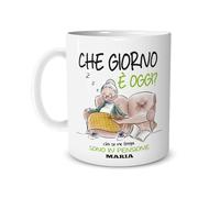 Tazza Regalo Pensione in Ceramica Mug Personalizzata con Nome Versione Donna - Che Giorno è Oggi? Chi Se Ne Frega Sono in Pensione - Idea Regalo - Pensionamento - Colleghi - Pensionata