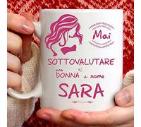 Tazza Sara divertente. Adatta per colazione, the, tisana, caffè, cappuccino. Gadget tazza personalizzata: Mai sottovalutare una donna di nomeSara. Anche come idea regalo originale e simpatica